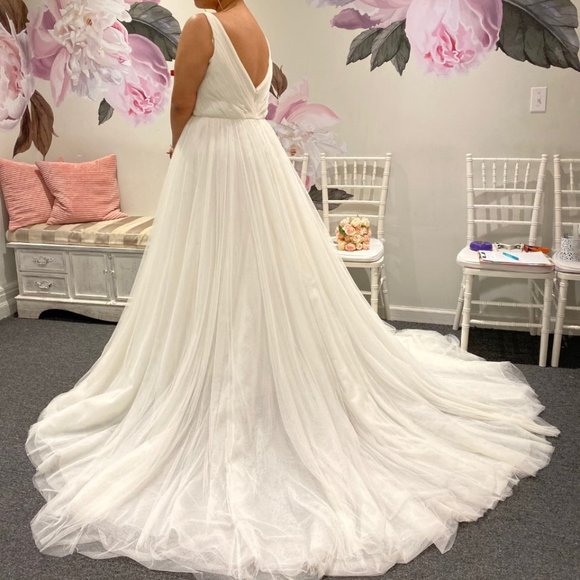 PLUS SIZE PRONOVIAS WEDDING GOWN! - Picture 5 of 6